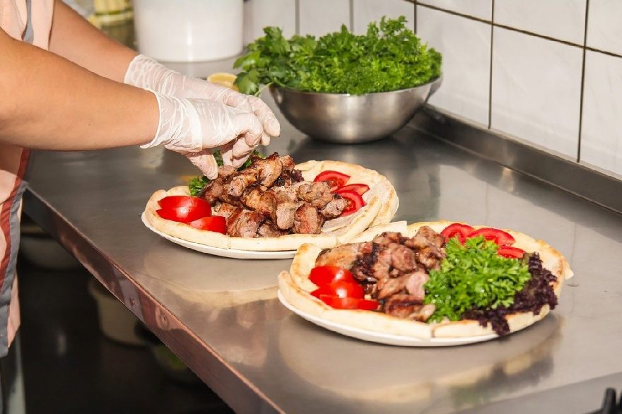 Frisch zubereitetes Essen wie Döner oder Pizza wie beim Grill Pizzeria Melodi mit leckeren Essen in Dülmen.